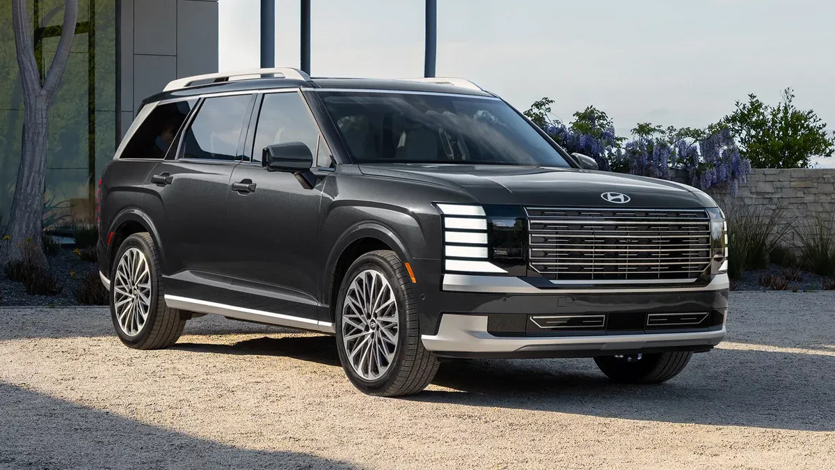 2026 Hyundai Palisade Hybrid parked in front of a house showing off the LED Daytime Running Lights