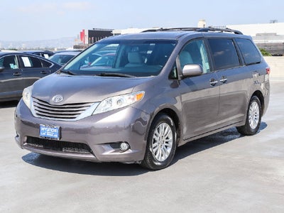 2017 Toyota Sienna XLE 8 Passenger